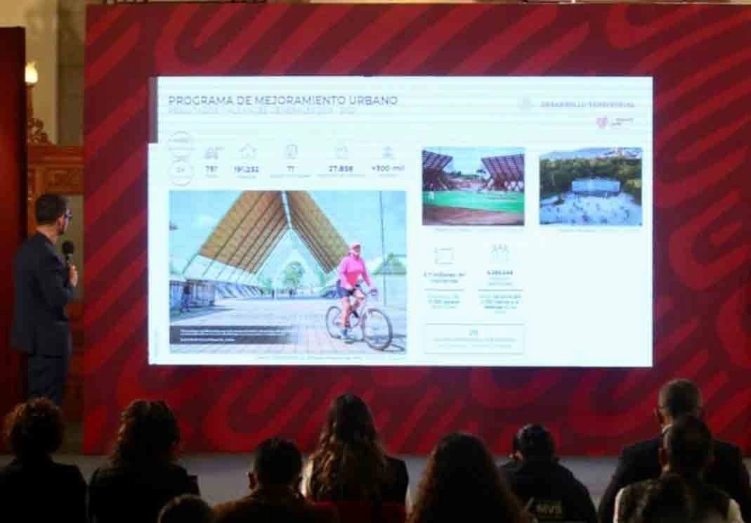 El secretario de Desarrollo Agrario, Territorial y Urbano, Román Meyer, explica el plan de mejoramiento urbano en la conferencia presidencial del 14 de marzo de 2022. Foto María Luisa Severiano