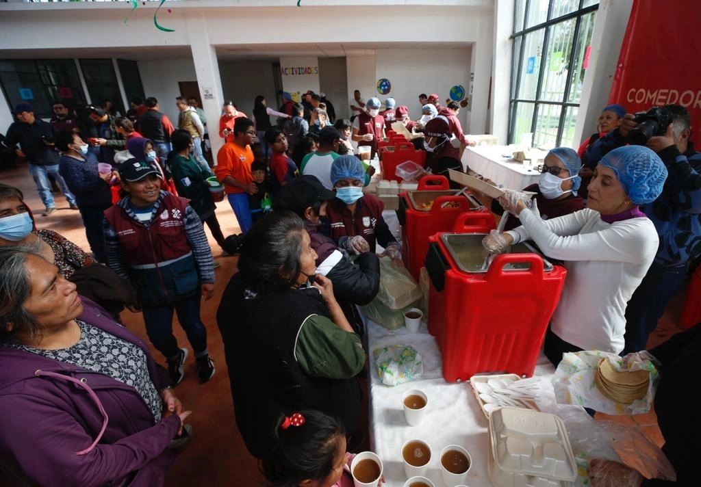 La jefa de gobierno, Claudia Sheinbaum, y el alcalde de Xochimilco, José Carlos Acosta Ruiz, encabezaron la repartición de cobijas y comida a los habitantes de San Francisco Tlalnepantla, en la Ciudad de México, el 31 de diciembre de 2022. Foto José Antonio López