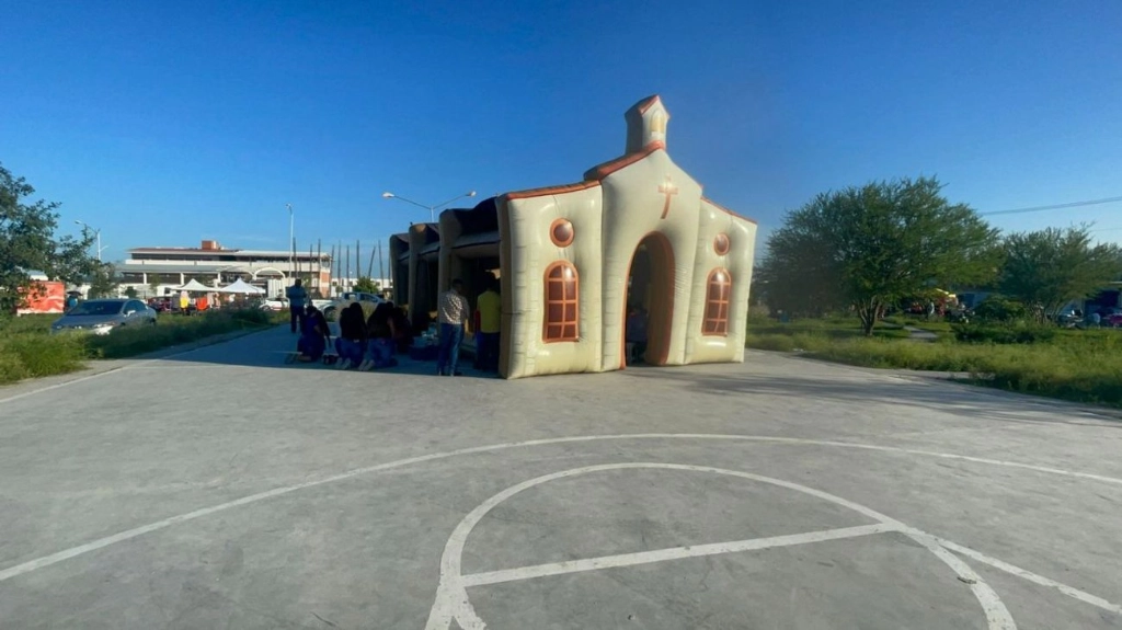 La iglesia inflable que fue donada por el Padre Óscar Lomelín se ha convertido en un símbolo de resiliencia y fe. Foto Raúl Robledo 
