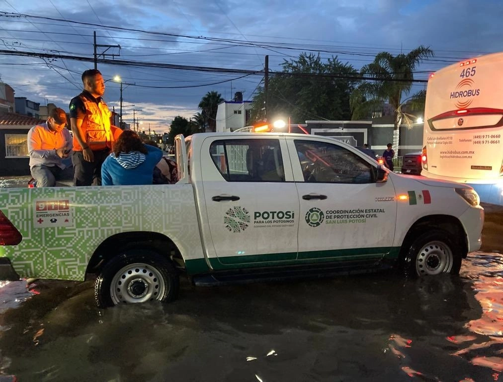 Reportó que el camino de acceso a los poblados está obstaculizado, pues la fuerte corriente arrastra piedras, arbustos, lo que dificulta aún más el tránsito vehicular. Foto @PC_SLP