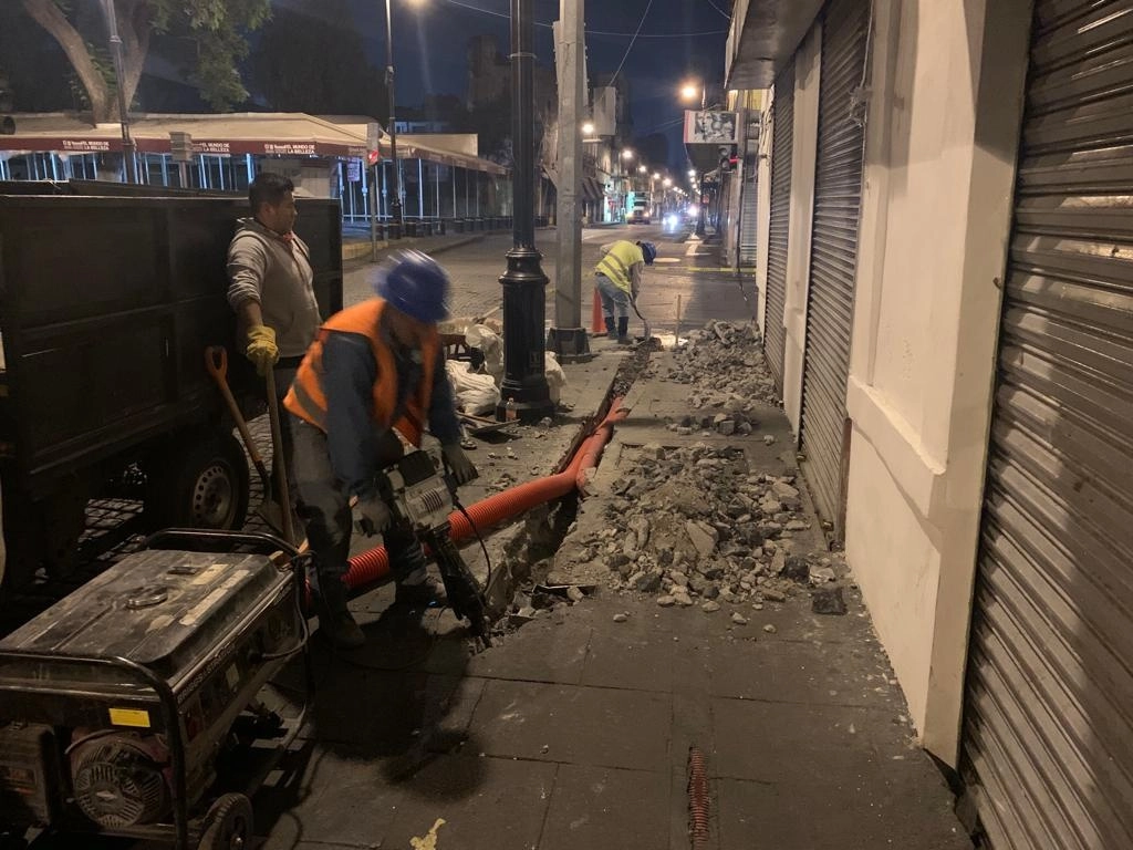 Trabajadores de la Comisión Federal de Electricidad continuaban anoche con la sustitución del cableado y la reparación de las tres fases que suministran energía eléctrica a viviendas, talleres y establecimientos comerciales del Centro Histórico. Foto proporcionada por la ACH