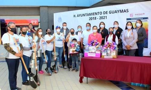 La presidenta municipal de Guaymas, Sonora, la morenista Sara Valle Dessens, entregó palas con el logotipo del ayuntamiento a las madres del colectivo Guerreras Buscadoras, quienes localizan fosas clandestinas. Foto Cristina Gómez Lima