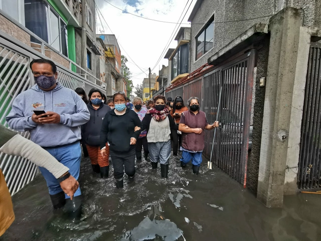 La alcaldesa de Iztapalapa, Clara Brugada, realizó un recorrido por la zona de El Molino, afectada tras la lluvia registrada en las últimas horas. Foto Alcaldía Iztapalapa