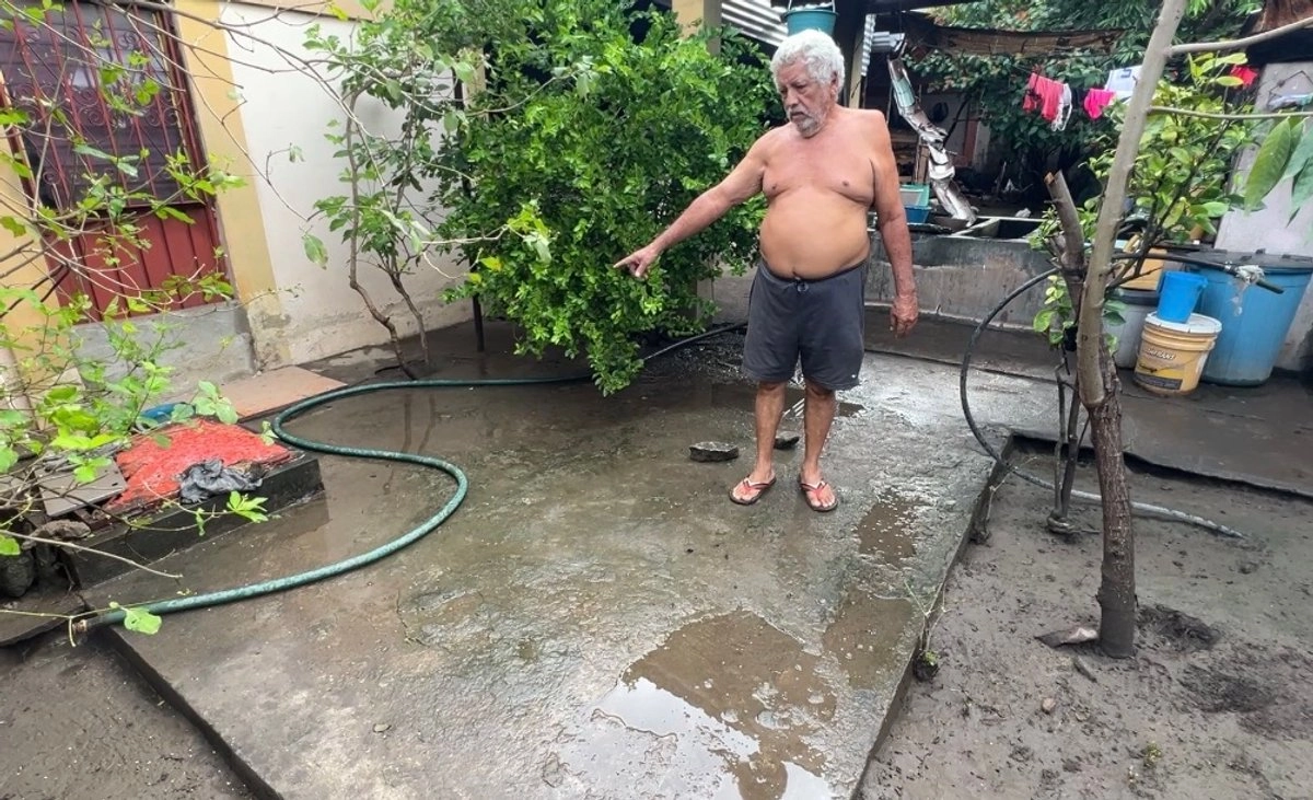 “La lluvia estuvo muy fuerte; se llenó de agua dentro de la casa, se mojaron nuestras cosas. Llovió más de una hora y yo le pedía a Dios que cesara, porque ¿Para dónde agarramos?”, contó Raúl Robles, de 67 años.

