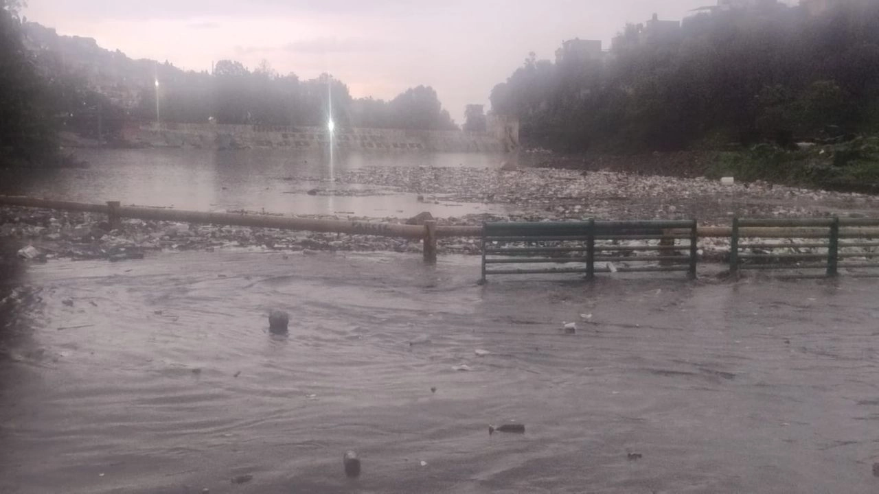 Debido a la fuerte lluvia y a la gran acumulación de basura, la presa Río Becerra se desbordó a la altura de la avenida Jalalpa, por lo que la vialidad fue cerrada a la circulación.