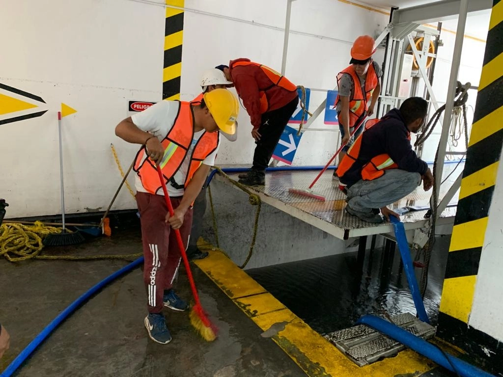 Trabajadores drenan el agua dentro del estacionamiento de un edificio habitacional, el cual se inundó debido a las lluvias de ayer, en la colonia Portales, alcaldía Benito Juárez, Ciudad de México. Foto José Antonio López