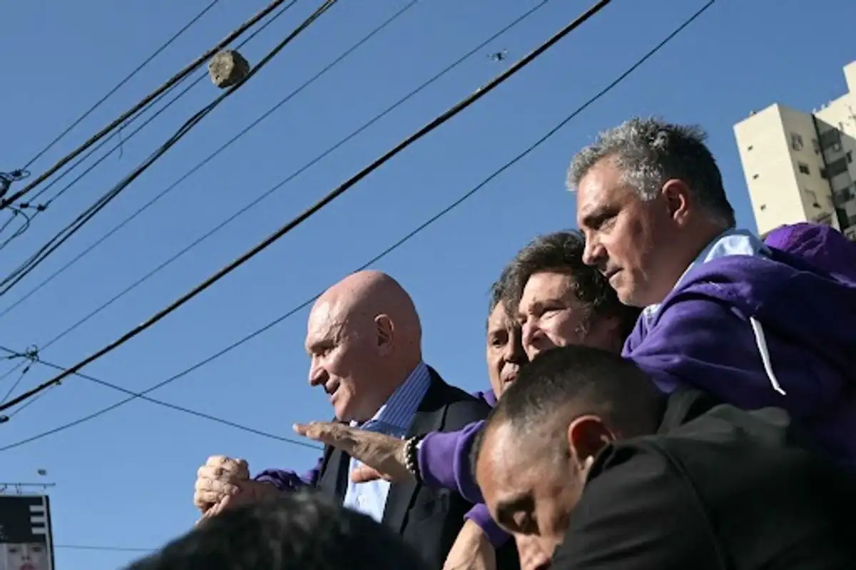 La caravana con la que el presidente de Argentina buscaba apoyar la campaña electoral de su partido, La Libertad Avanza, fue recibida ayer a pedradas e insultos por vecinos de una localidad de la periferia de Buenos Aires. El mandatario fue evacuado ileso. Foto 