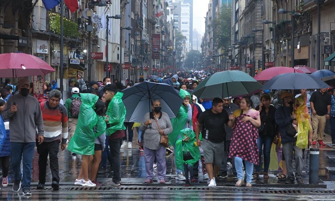 Las autoridades activaron la alerta naranja en partes altas de las alcaldías Álvaro Obregón, Cuajimalpa, Magdalena Contreras, Milpa Alta y Tlalpan, donde se prevén temperaturas de un grado para hoy. La lluvia sorprendió a los capitalinos. Foto María Luisa Severiano 


