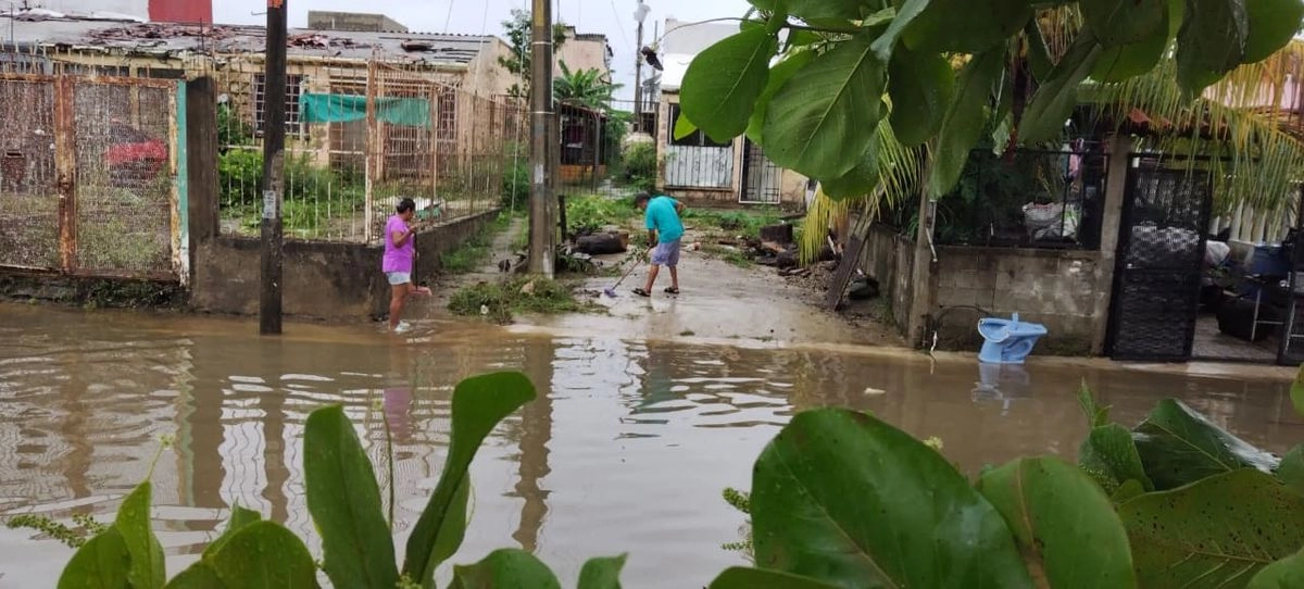 Habitantes de Rinconada del Mar, en la zona Diamante, limpian sus viviendas después de una madrugada de pesadilla, por una tormenta de aproximadamente tres horas que provocó inundaciones en diversas áreas de Acapulco Diamante.
