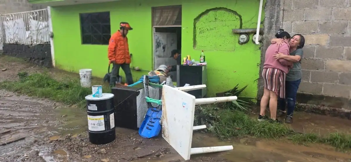Un par de mujeres se consuela luego de perder sus pertenencias durante las inundaciones en Xalapa. Fot