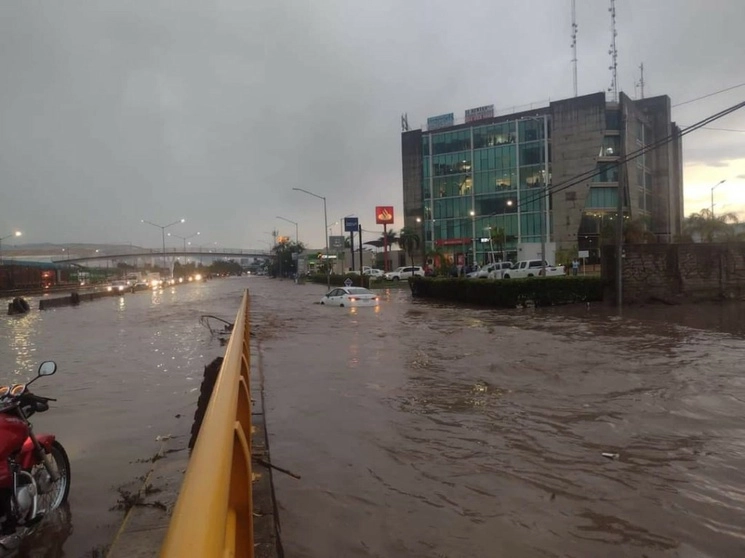 Autoridades registraron tráileres varados y contenedores sueltos que fueron arrastrados por la corriente. Foto cortesía Protección Civil Colima