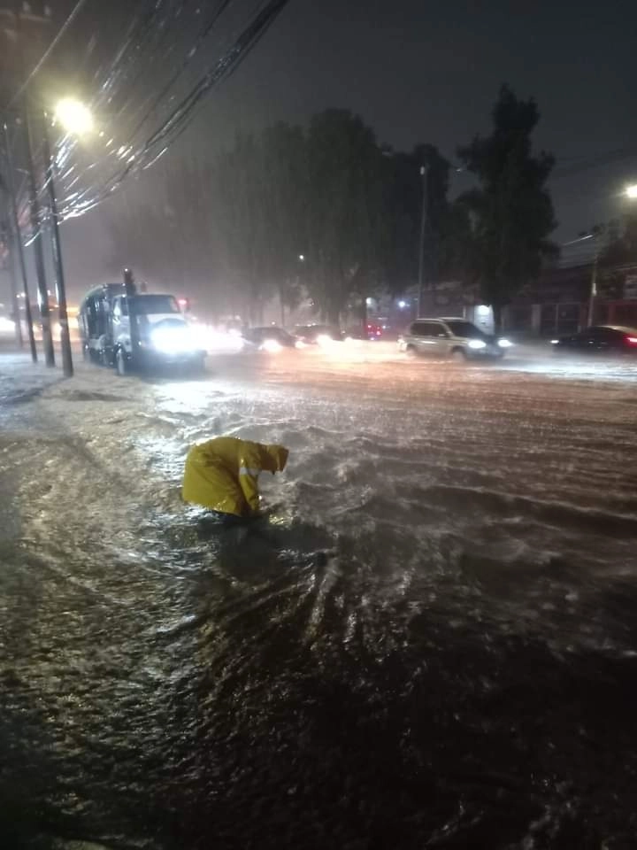 El sistema de Agua Potable,  Alcantarillado y Saneamiento de Tultitlán informó que desplegó cuadrillas de trabajadores en distintos puntos del municipio, dónde realizan destape de coladeras y cañerías. Foto La Jornada
