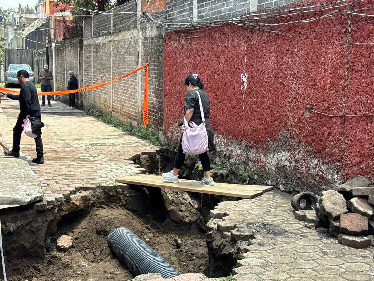 Casi a la medianoche del jueves un fuerte estruendo alertó a los habitantes de la cerrada, que tuvieron que utilizar andamios para cruzar la zona afectada, mientras personal de la alcaldía inició trabajos con el fin de evaluar el riesgo en las propiedades. Foto 