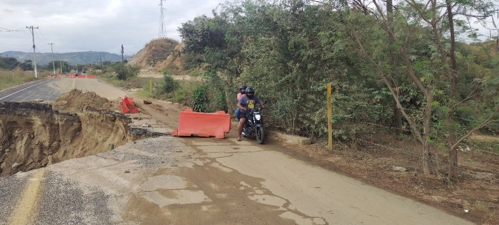 La parte alta de la vía se resiste al desgajamiento casi total, un tramo de la carretera de asfalto sobre el precipicio, sobre el cual algunos conductores temerarios de motocicletas y vehículos compactos optan por atravesar. Foto Héctor Briseño