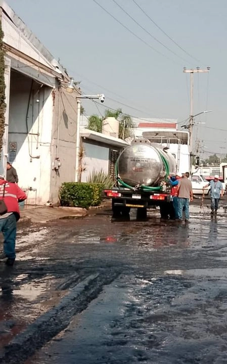 Una sorpresiva lluvia nocturna provocó el desbordamiento del canal de Cartagena, en Tultitlán, Edomex. El martes por la mañana cuadrillas de trabajadores retiraban el lodo y basura. Foto 