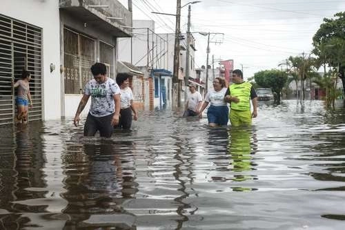 Cientos de personas resultaron afectadas por las lluvias ocasionadas por el frente frío número 4 en los fraccionamientos La Selva y Bosques de Saloya, en el municipio de Nacajuca, Tabasco. Foto Cuartoscuro
