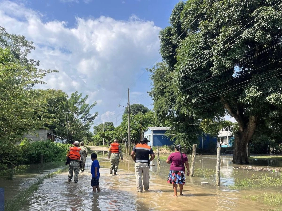 Protección Civil hizo un exhorto a la población a mantenerse informada a través de fuentes oficiales, evitar cruzar corrientes crecidas y reportar cualquier emergencia al 911.