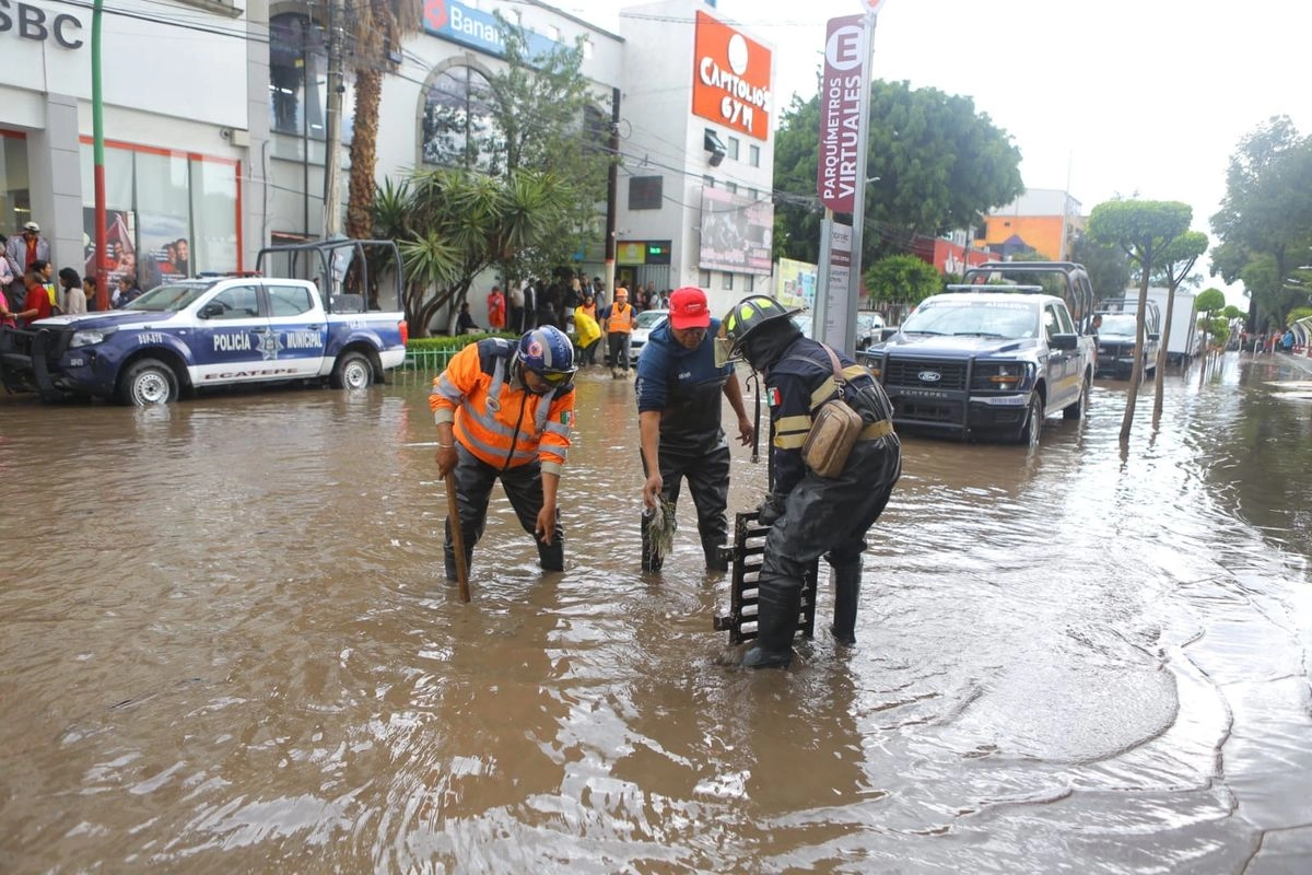Las autoridades municipales desplegaron el operativo Tormenta, con más de 300 trabajadores, quienes laboraron para reducir los niveles del líquido en dichos puntos, con apoyo de camiones especializados de succión. Foto 