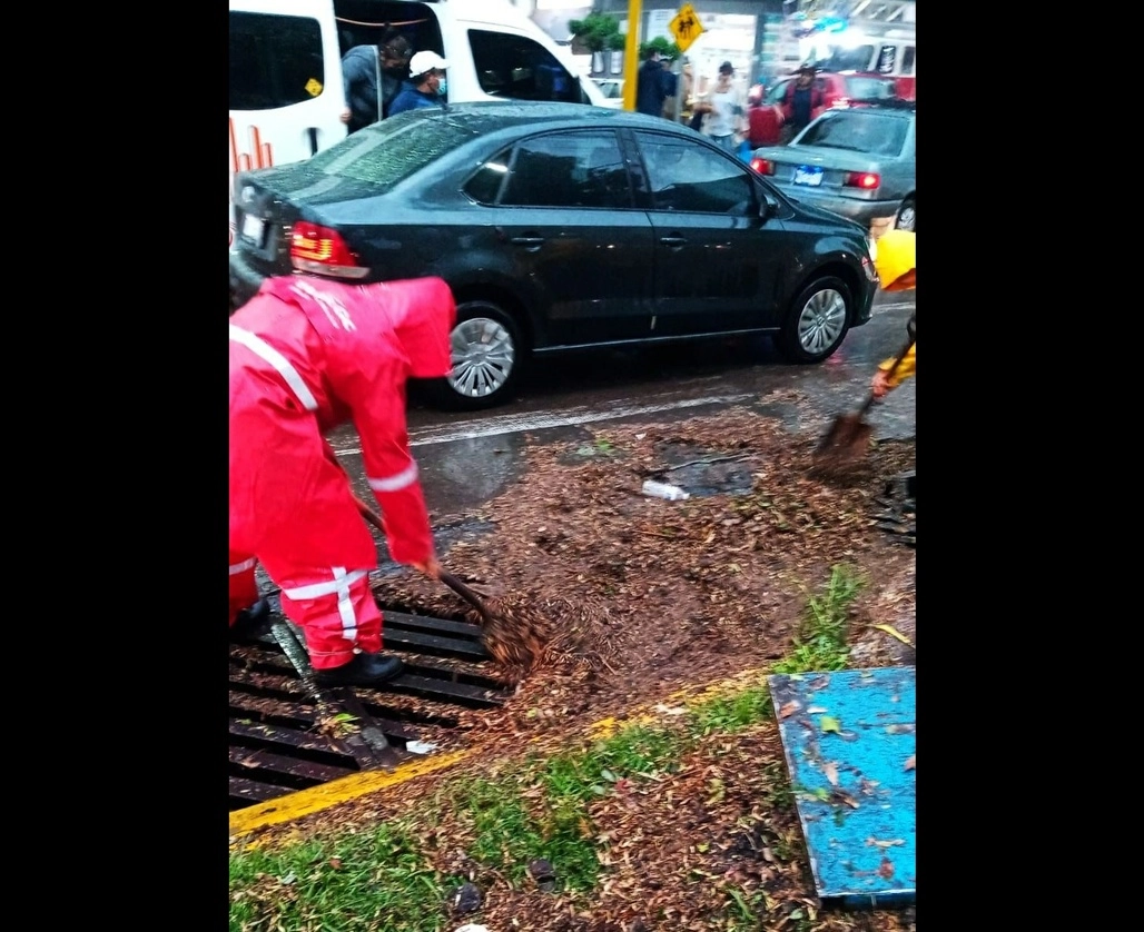 Personal de Protección Civil mexiquense realiza tareas de limpieza tras las lluvias registradas el martes en Atizapán, Ecatepec y Cuautitlán. Foto La Jornada
