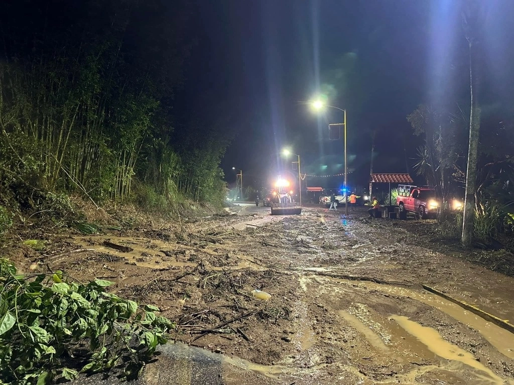 Los deslaves causados por las lluvias afectaron las carreteras que conecta Coscomatepec con Chocamán, la de Córdoba a Ixhuatlán de Café y el tramo La Ermita-Tomatlán. Foto Tomada de https://www.facebook.com/profile.php?id=100076632858672