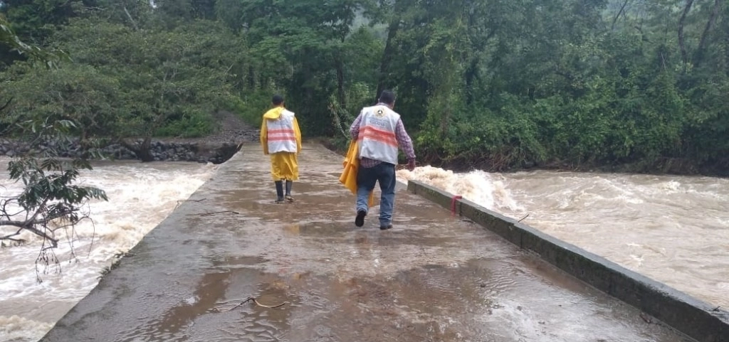 La Secretaría de Protección Civil de Chiapas informó que las lluvias ocasionadas por el frente frío número 13 han provocado en las horas recientes deslaves en varios municipios. Foto tomada del Twitter de @pcivilchiapas
