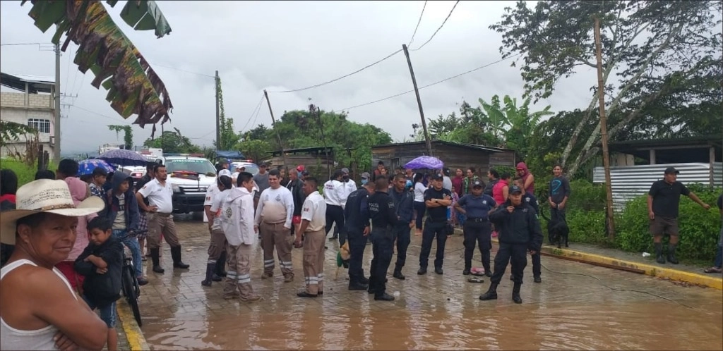Elementos de Protección Civil de Ocosingo ayudaron en la evacuación y traslado de personas a un refugio temporal ante las precipitaciones que se registran en Chiapas. Foto tomada de Twitter @pcivilchiapas