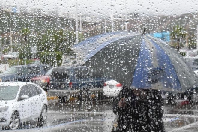 Hubo encharcamientos en las alcaldías de Coyoacán e Iztapalapa dejaron las lluvias que se precipitaron esta noche sobre la Ciudad de México Foto La Jornada BC / archivo