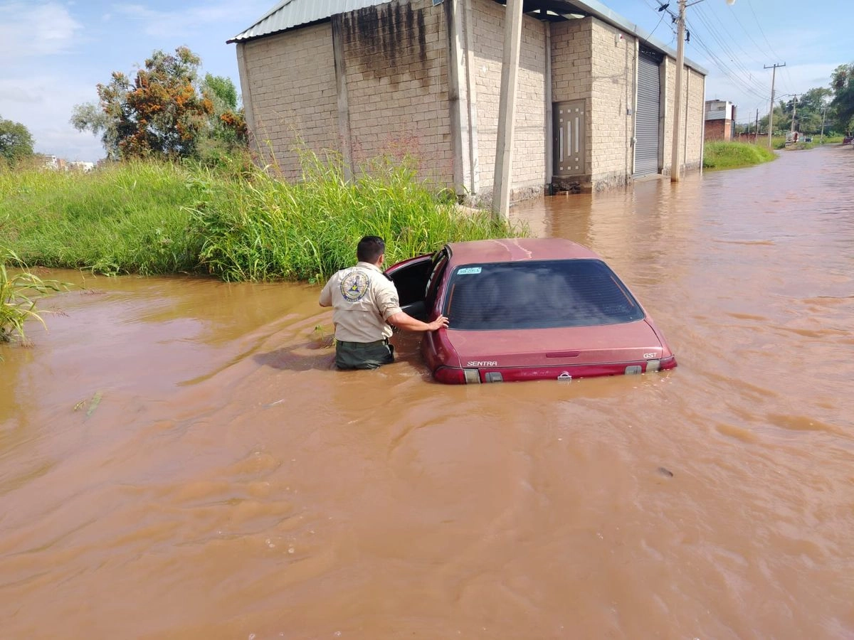 El desbordamiento de ríos provocó inundaciones en varias colonias de Los Altos de Jalisco. Foto