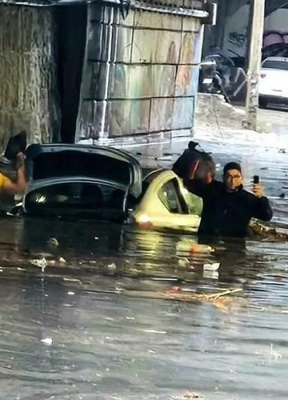En Cuautitlán Izcalli, a la altura de la zona comercial de Perinorte, el conductor de un auto logró salir de la unidad luego de que quedara atrapado en una fuerte acumulación de agua en el bajo puente. Foto tomada de redes sociales