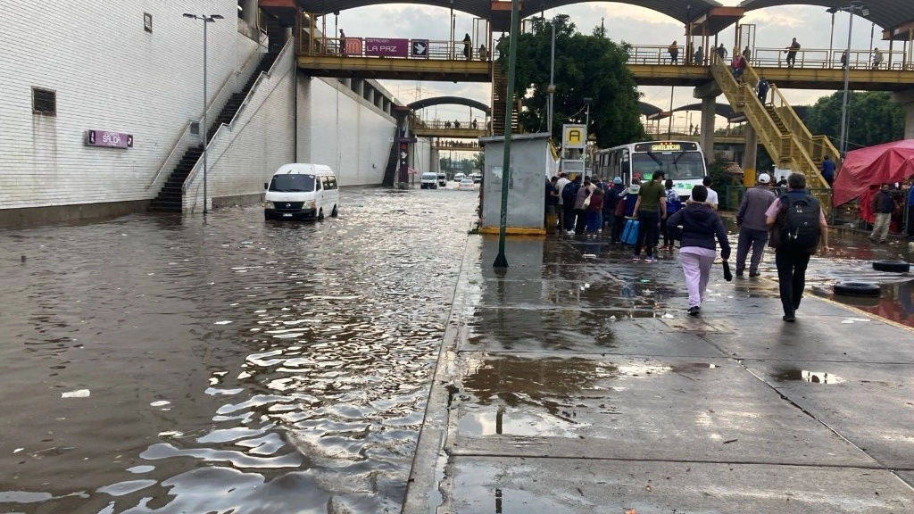En La Paz, Edomex, se registraron severas inundaciones en vialidades principales. Foto René Ramón