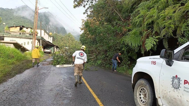 PC estatal realiza labores de limpieza luego de las lluvias que afectaron a municipios ubicados en la zona montañosa de Veracruz. Foto Tomada del Twitter @PCEstatalVer
