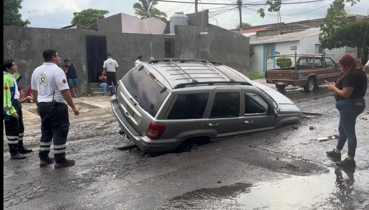 Auto que cayó a un socavón ocasionado por las lluvias en Villa de Álvarez, Colima. Foto 