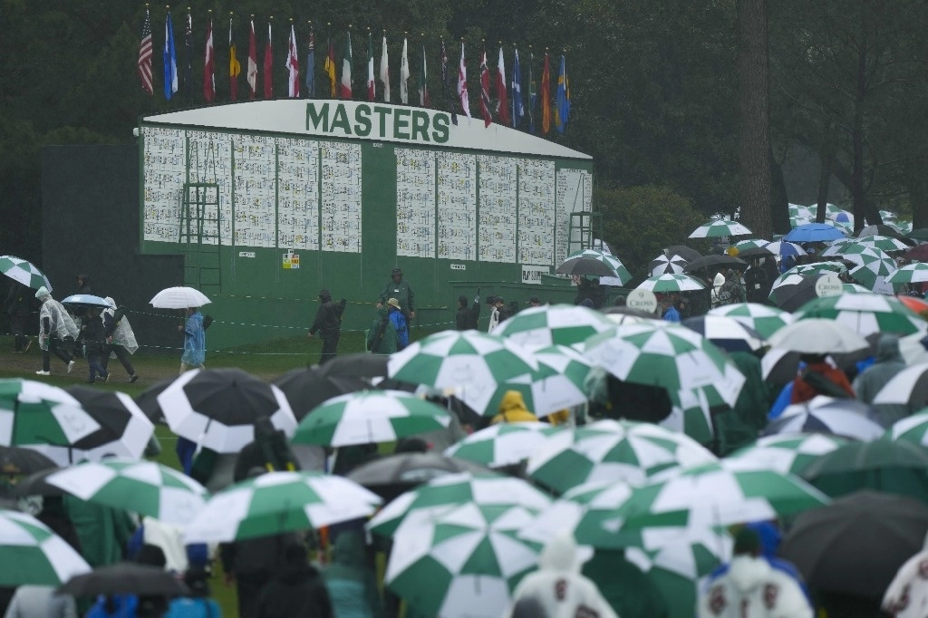 El pronóstico del clima para el domingo es más seco, lo que brinda esperanza para poder culminar las rondas pendientes y culminar el torneo. Foto Ap