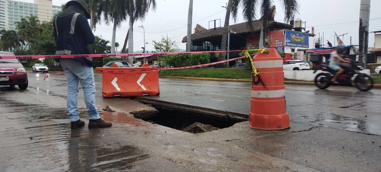 Se reportó un socavón a causa de las lluvias en la zona Condesa de Acapulco; las precipitaciones continuaron la mañana del miércoles debido a una zona de baja presión ubicada frente a costas de Guerrero. Foto