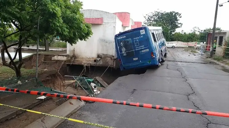 En la colonia Torrentes, el socavón afectó a un autobús de transporte urbano de la línea Herradura. Foto Eirinet Gómez