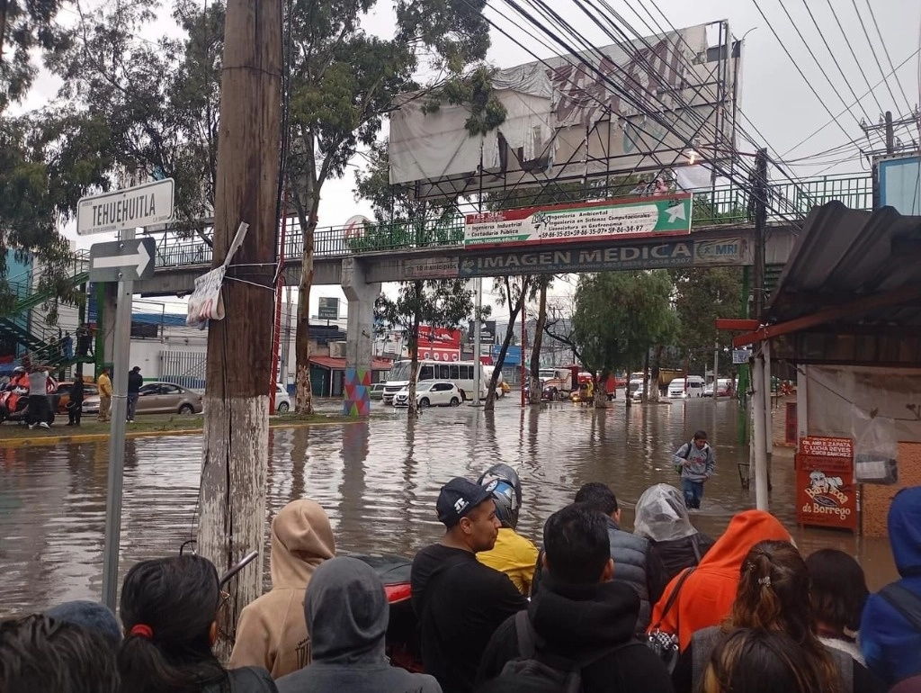 Personas esperan ser auxiliadas para continuar sus recorridos en la México-Texcoco. Foto La Jornada