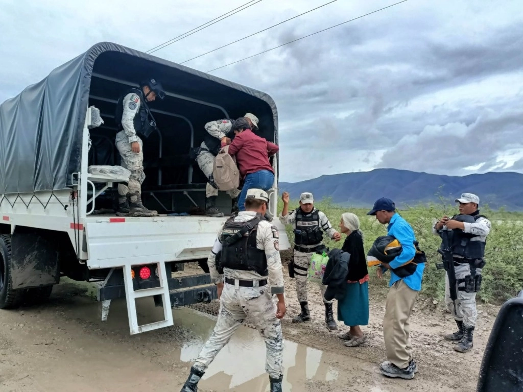 Personal de Servicios Públicos y de las diferentes dependencias municipales comenzaron los trabajos de limpieza. Foto Cuartoscuro 