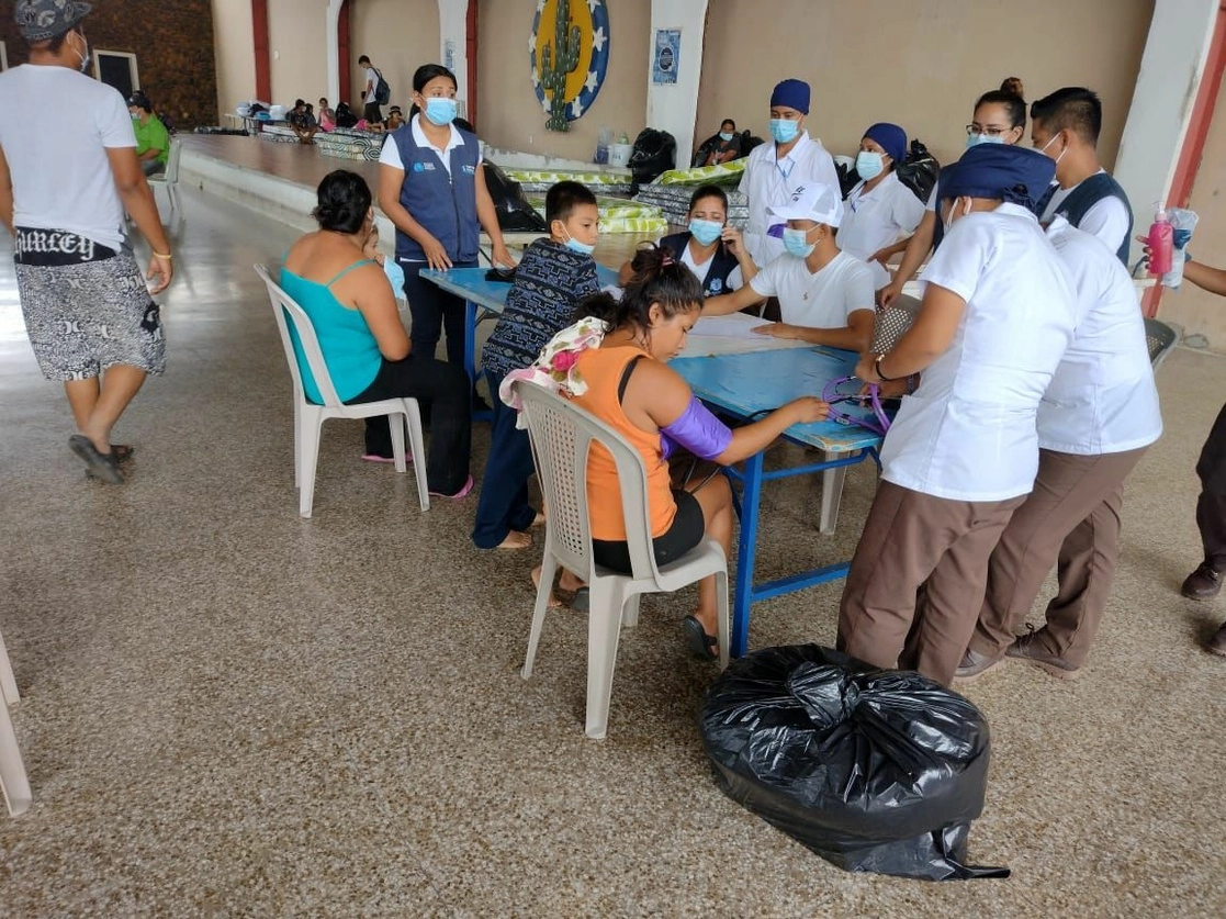 En el municipio de Zacapa, autoridades habilitaron El Salón Social como albergue para atender a las familias que resultaron afectadas por las lluvias. Foto tomada del Twitter de @ConredGuatemala