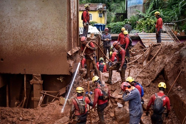Un violento temporal ha dejado deslizamientos de tierras, casas derrumbadas, árboles y postes de electricidad caídos, ríos desbordados y barrios inundados en varios municipios de Brasil. Foto Afp