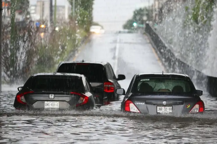 La lluvia cubrió varios vehículos. Foto Arturo Campos Cedillo
