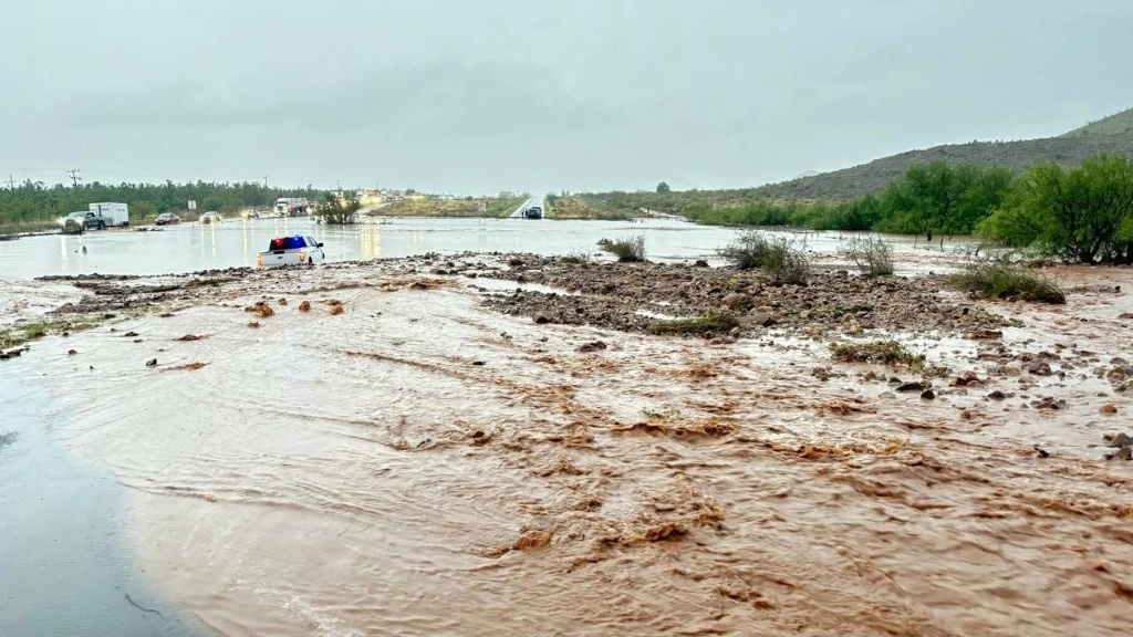 Fuertes lluvias dejaron afectaciones en al menos tres carreteras de Chihuahua. Foto La Jornada
