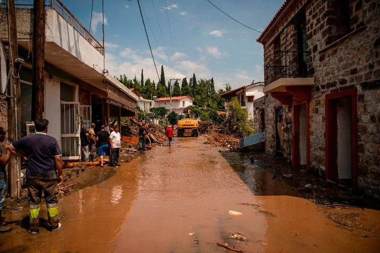 Las calles del pueblo de Politika lucen destruidas tras el paso de una tormenta. Foto Afp