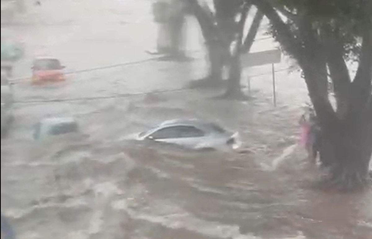 Varios automovilistas quedaron atrapados a la altura de la avenida Rey Nayar y Miguel Lebrija en Tepic, tras una fuerte lluvia que sorprendió a la ciudadanía la tarde de este jueves. Foto 