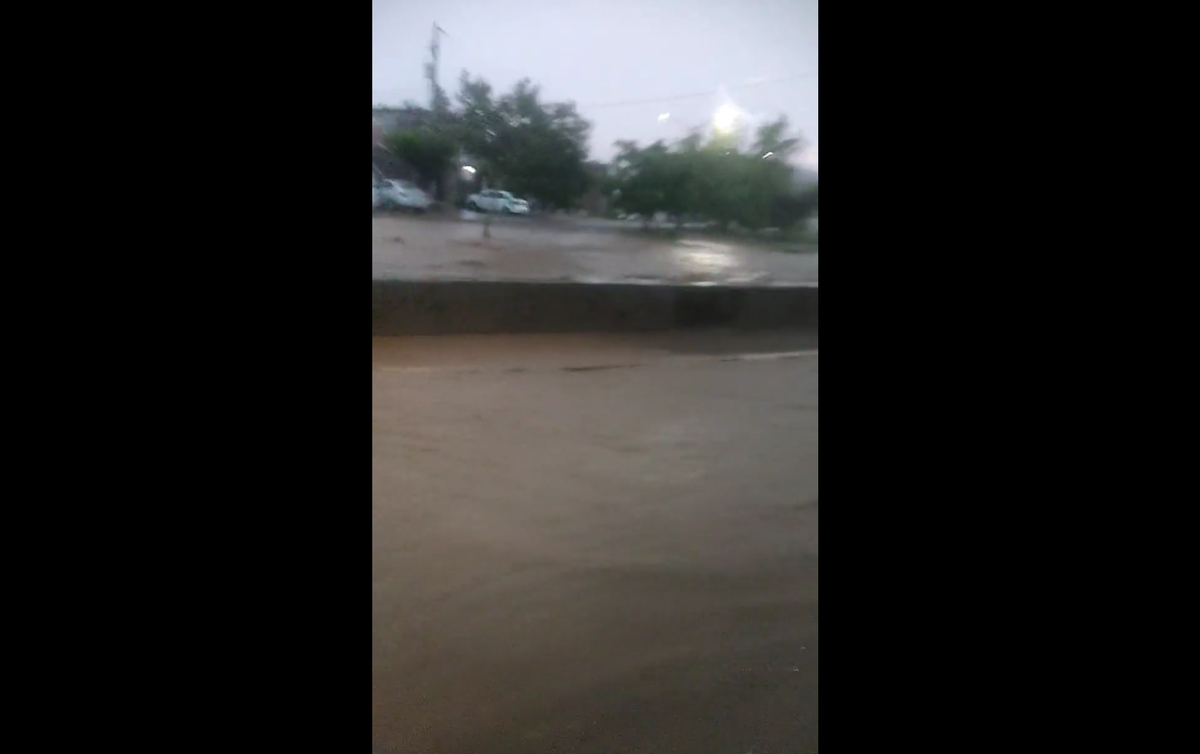 Lluvias desbordan arroyo que atraviesa Mazatlán, Sinaloa