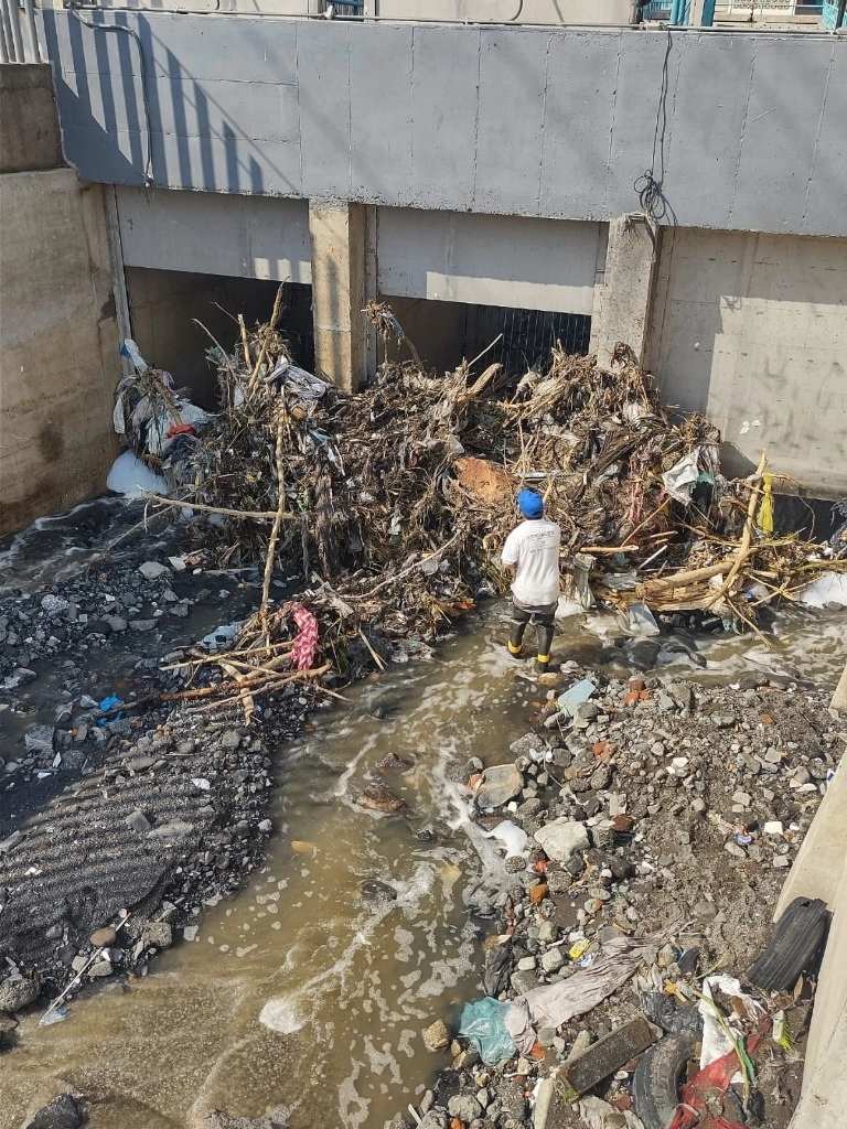 Fuerte lluvias arrasaron cob basura a su paso y desbordaron una barranca en San Andrés de la Cañada, en Ecatepec. Foto La Jornada