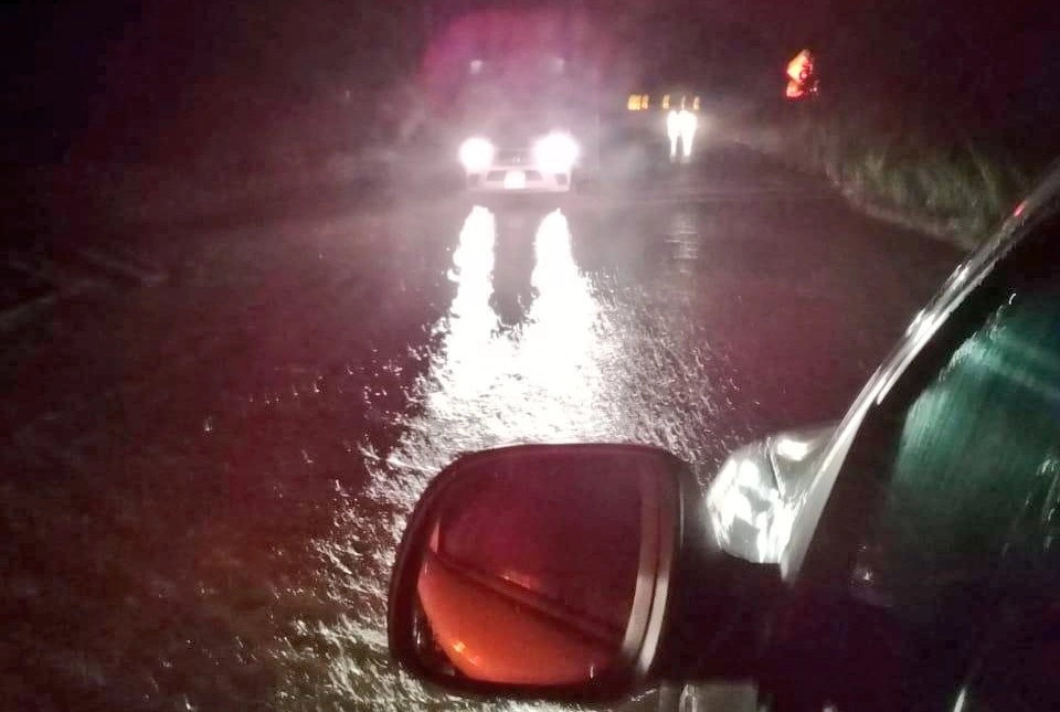 Las intensas lluvias que azotaron durante la noche Tabasco provocaron el desbordamiento del río Puyacatengo y causaron inundaciones en al menos tres comunidades de Teapa. Foto René Alberto López