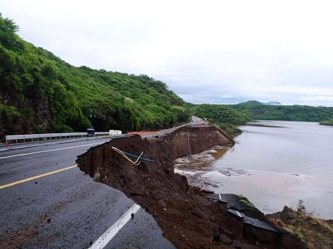 Nuevamente la autopista Siglo XXI que va de Morelia al puerto de Lázaro Cárdenas se desgajó a consecuencia de las lluvias, el 28 de junio de 2021. Foto La Jornada 