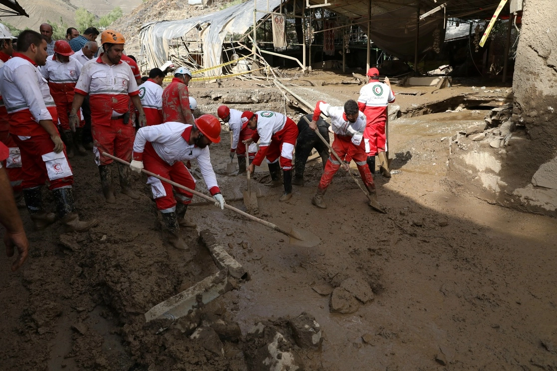 Equipos de rescate limpian el lodo tras las lluvias que causaron inundaciones en la aldea de Imamzadeh Davood en la parte noroeste de Teherán, Irán. Foto Ap