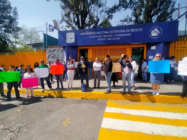 Trabajadores sindicalizados entablaron un diálogo público con el director del CCH Naucalpan,  Keshava R. Quintanar Cano, quien se comprometió a realizar los arreglos más urgentes que requiere el plantel. Foto ‘La Jornada’  