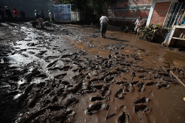 La Fiscalía informó que con personal del Semefo acudió al barrio Las Flores para levantar los cuerpos y llevarlos a que les practiquen la necrocirugía en el municipio de Buenaventura. Foto Alfredo Domínguez